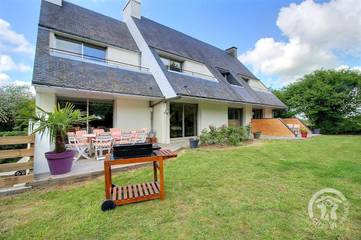Gîte pour 12 personnes, avec terrasse ainsi que vue et jardin à Tonquédec