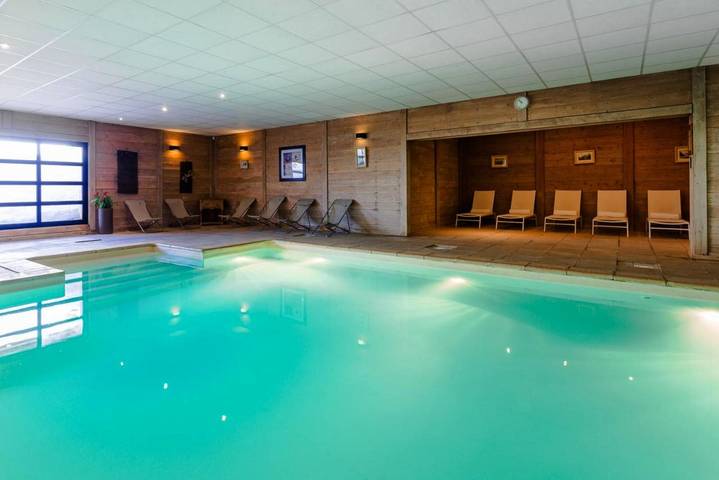 Club vacances pour 4 personnes, avec Terrasse et Piscine ainsi que Sauna et Vue en Savoie
