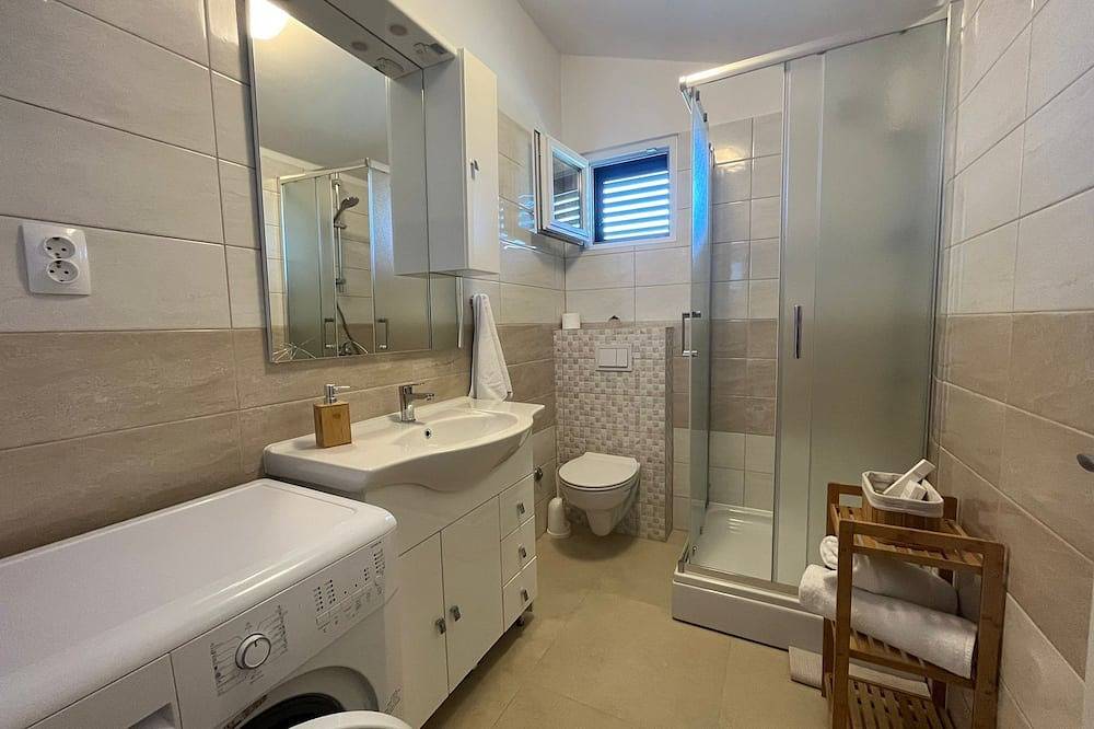 Ganze Wohnung, 3-Zimmer-Ferienwohnung mit Balkon und Meerblick Maslinica, Solta in Maslinica, Solta