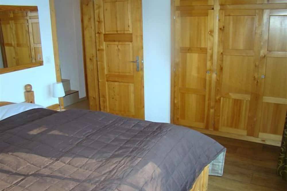 Komfortables Holzchalet in unverbauter Aussichtslage in den Bergen in Grächen, Walliser Alpen
