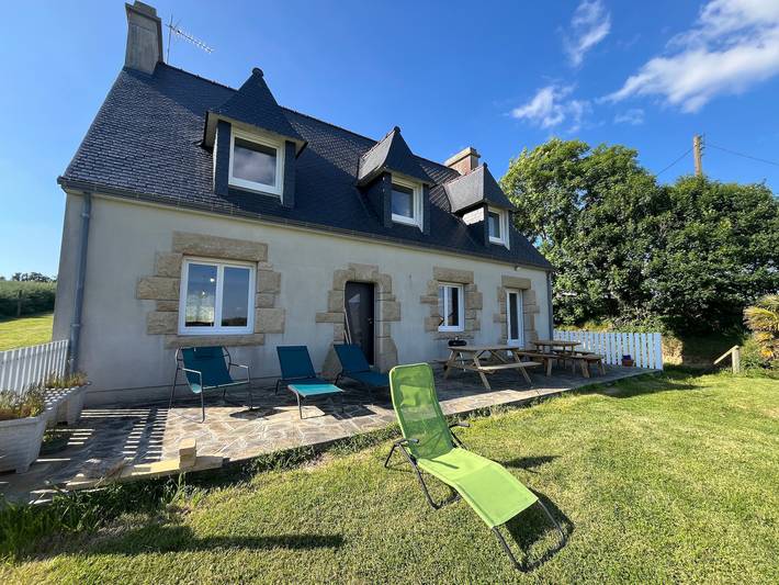 Gîte pour 8 personnes, avec terrasse et jardin à Ploéven
