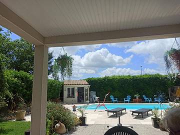 Chambre d’hôte pour 4 personnes, avec terrasse et piscine ainsi que vue et jardin à Matha