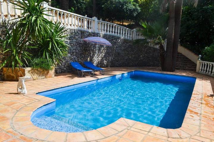 Gîte pour 3 personnes, avec vue ainsi que piscine et jardin dans Genovés