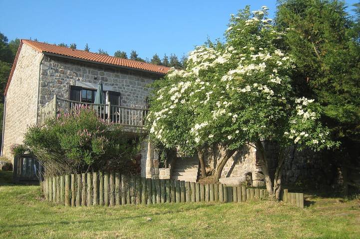 Location de vacances pour 12 personnes, avec jardin, animaux acceptés à Auroux (Lozère)