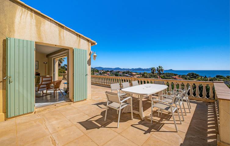 Location de vacances pour 8 personnes, avec jardin et terrasse, animaux acceptés dans Plage Du Grand Boucharel Saint Aygulf - 2