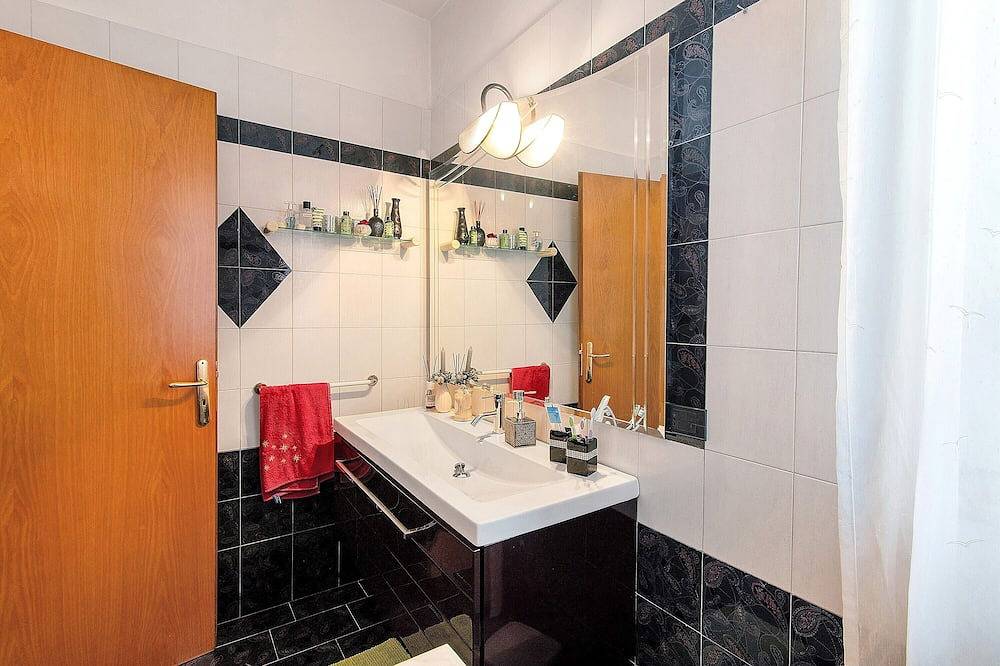 Entire apartment, Double Room with Wi-Fi and Air Conditioning in the Heart of Montegrosso in Andria, Alta Murgia National Park