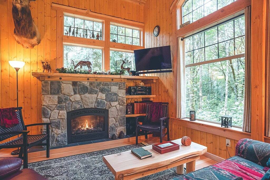 Charming, Artfully Crafted Cedar Springs Cabin, Secluded Forest, Bbq, Hot Tub in Welches, Mount Hood