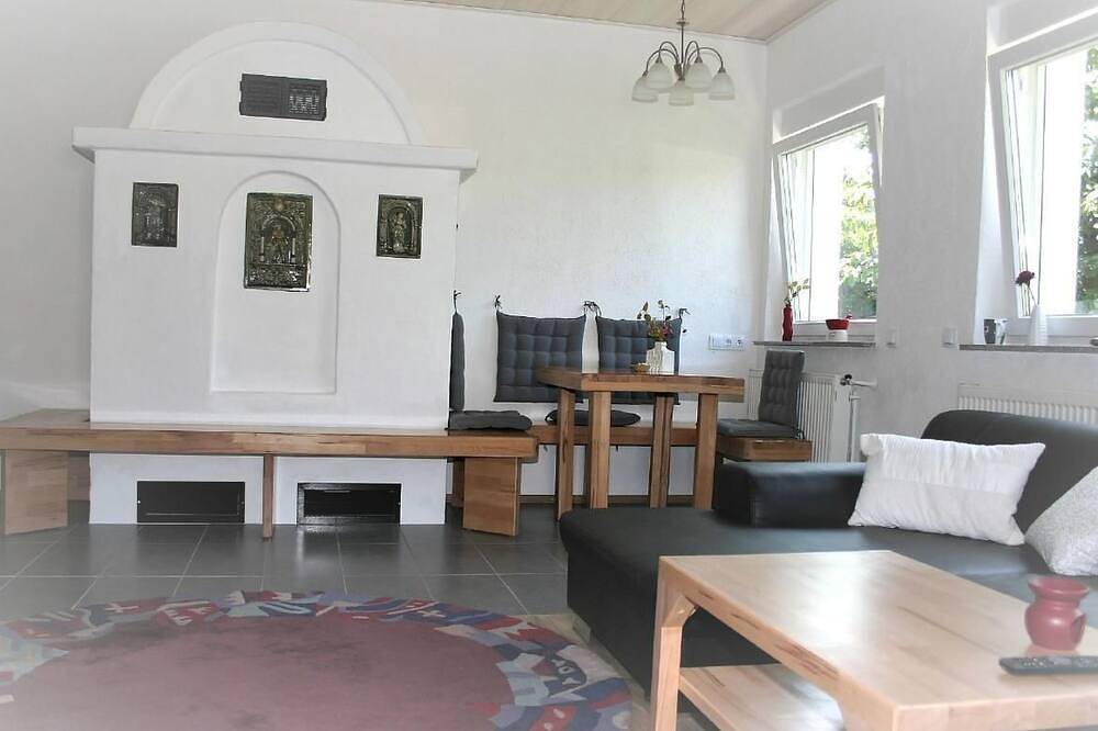 Ganze Wohnung, Helle Ferienwohnung in Mehren mit Eigenem Garten in Mehren, Vulkaneifel