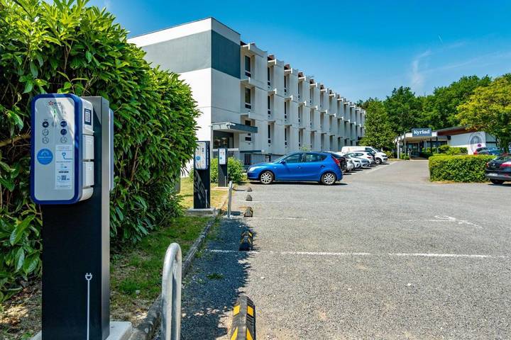 Hôtel pour 3 personnes, avec Terrasse et Jardin ainsi que Piscine et Vue à Montchanin - 2