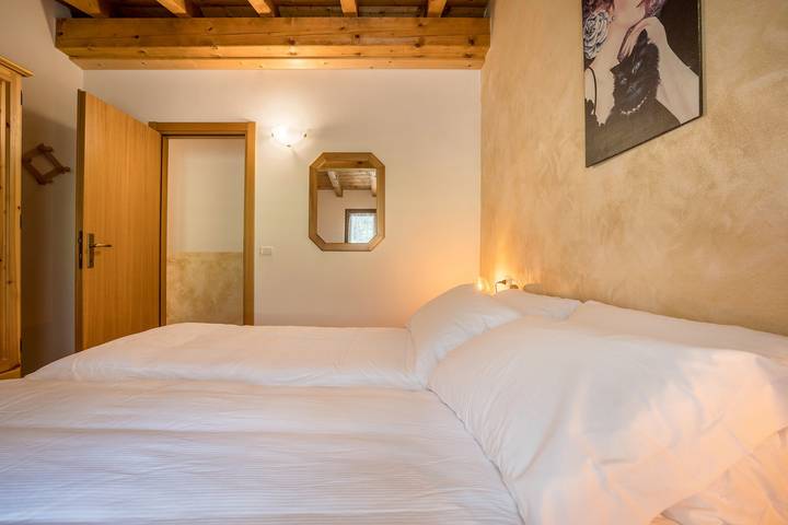Entire apartment, Farmhouse 'Agriturismo Val D' Egoi App 1' with Mountain View, Shared Garden and Wi-Fi in Tremosine, Garda Mountains