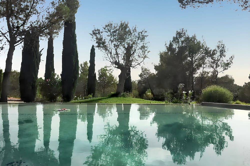 Homerez - Villa Rousset with Pool in Rousset, Aix-en-Provence region