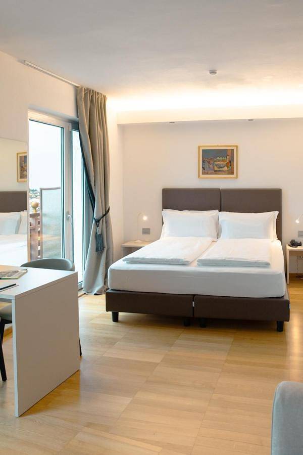 Hôtel, avec Balcon ainsi que Terrasse et Jardin