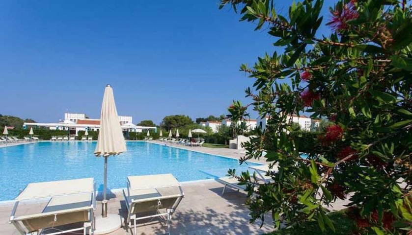 Apartahotel para 4 personas, con jardín además de piscina y terraza en Apulia