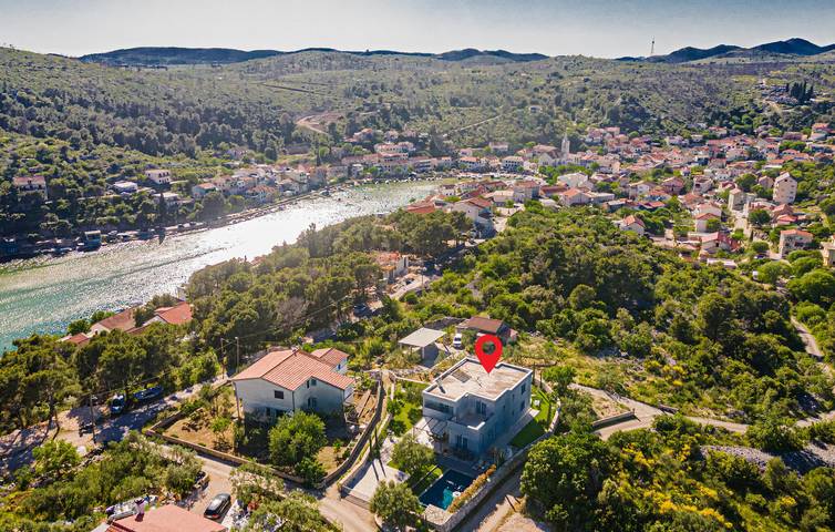 Charmante 200 m² große Ferienwohnung in der Nähe des Flusses Krka mit Pool und kostenlosem WLAN in Raslina, Šibenik-Knin