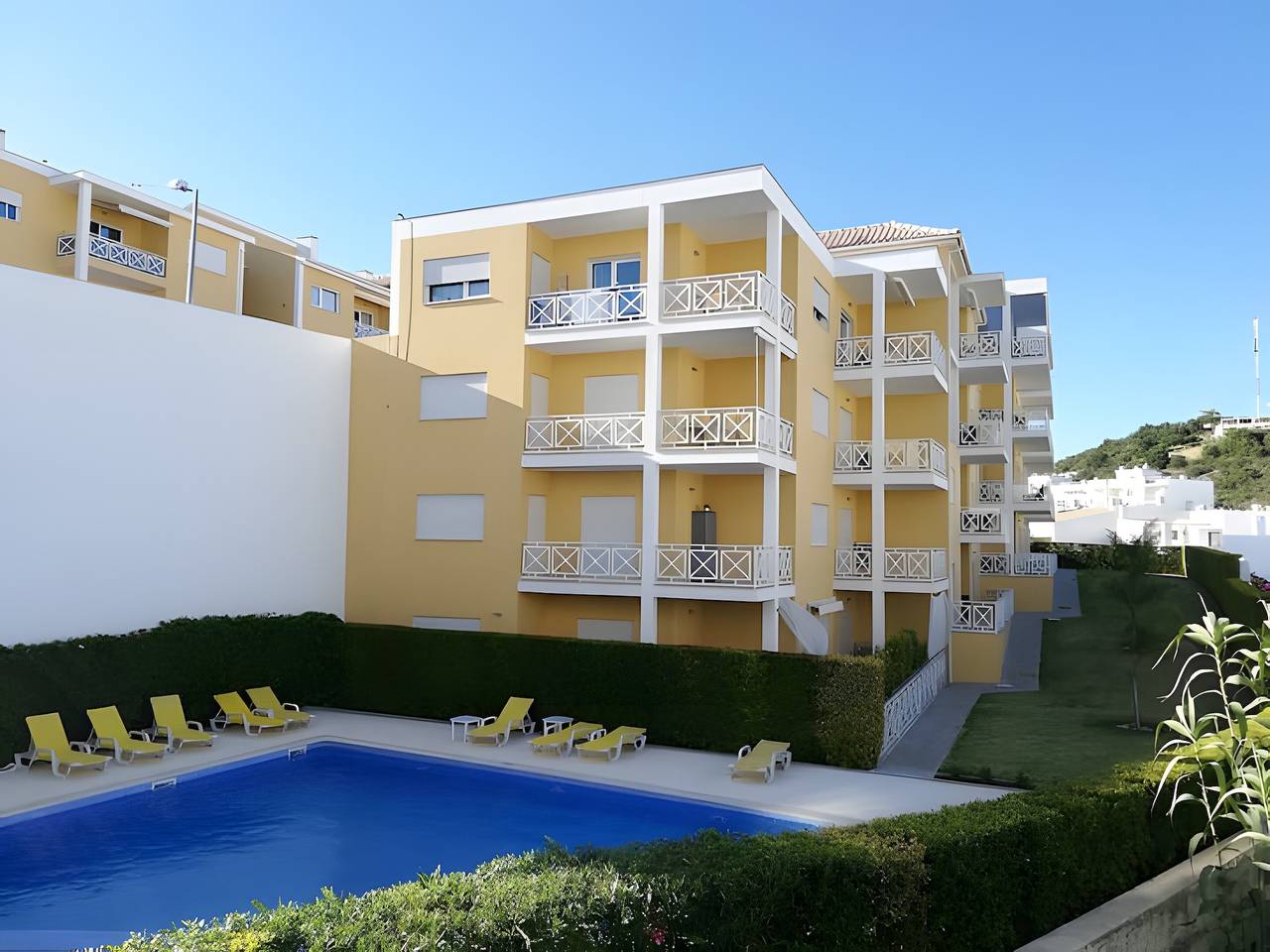 Entire apartment, Garden Hill R – Spacious Patio, Pool, Parking, Old Town in Albufeira, Faro District