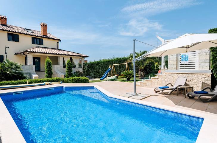 Ferienhaus für 6 Personen, mit Sauna und Pool sowie Balkon und Balkon/Terrasse in Kastelir