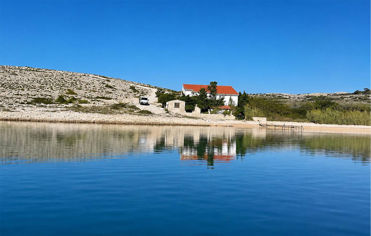 Ganze Ferienwohnung, Gemütliche Ferienwohnung mit Meerblick, Terrasse und Parkplatz, 800 m vom Strand entfernt in Pag