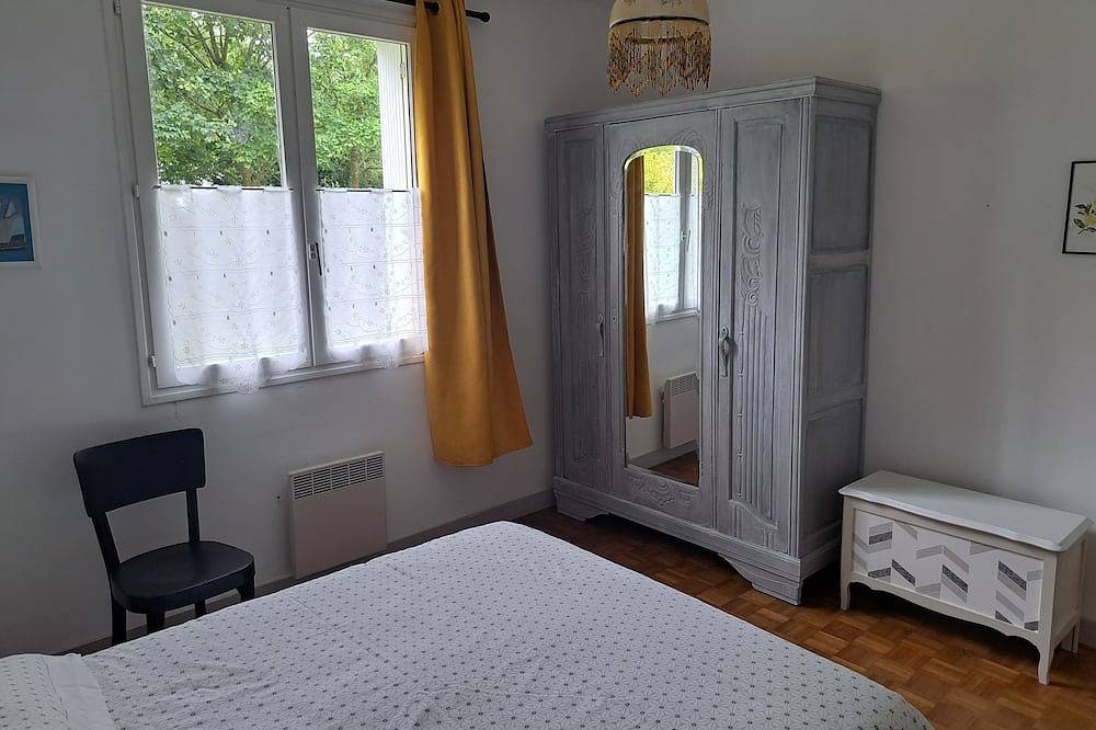 Large family house, 5 bedrooms, only 5 km from the Abers and soft sandy beaches in Plouguerneau, Brest region