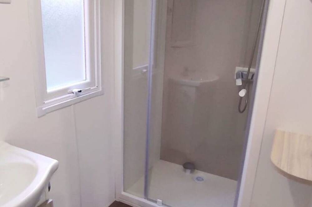 Casa móvil cómoda con terraza en Challes-les-Eaux in Challes-les-Eaux, Chambéry region