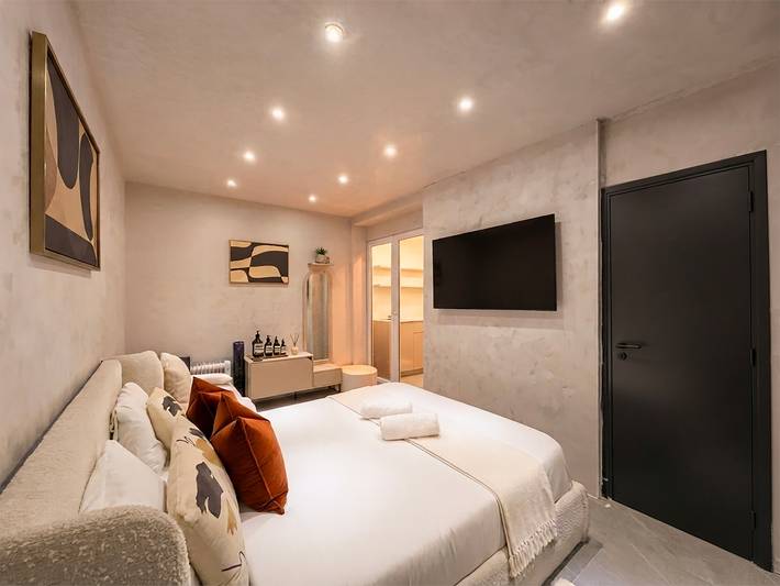 Ganzes Studio, Urbanflat 11 - Cosy king studio near champs Elysees in Paris, Ile de France
