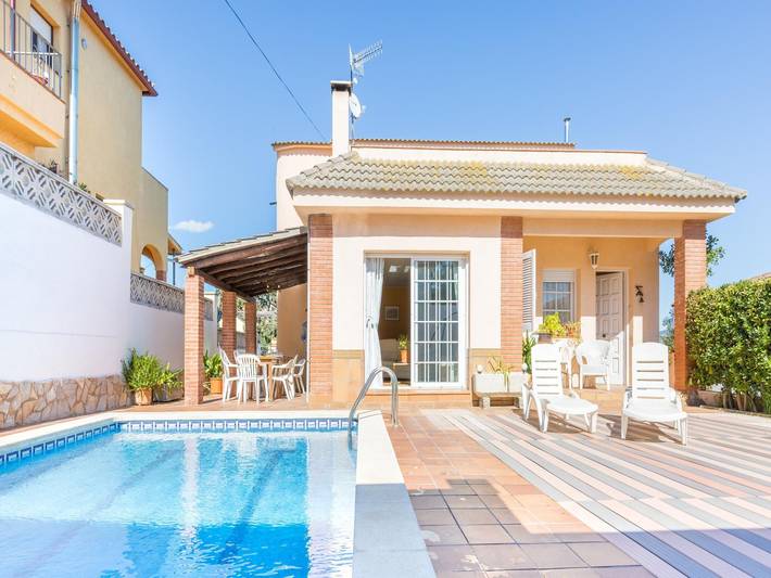 Holiday rental for 8 people, with terrace and pool, child-friendly in Blanes