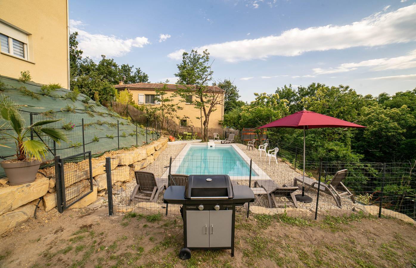 Le Gite Les Bouches Rouges avec vue sur les montagnes, piscine, Wi-Fi et climatisation in Vesseaux, Parc naturel régional des Monts d'Ardèche