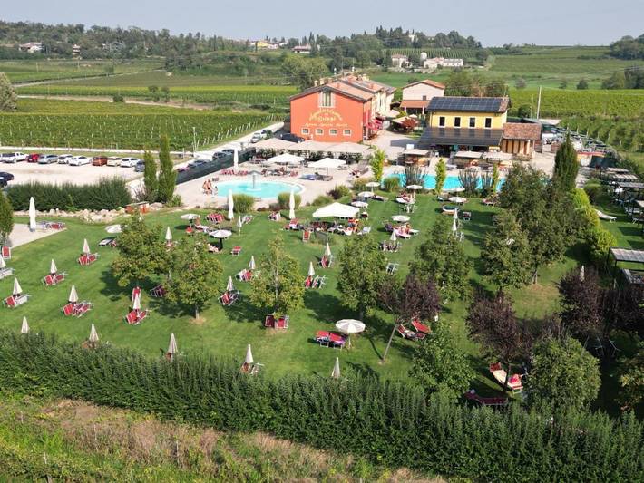 Agriturismo per 3 persone, con giardino e piscina nonché panorama a Sona