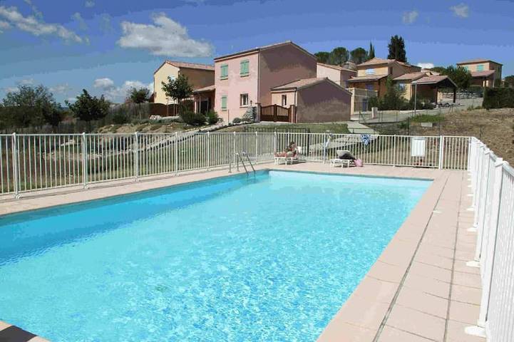 Maison de vacances pour 8 personnes, avec jardin ainsi que terrasse et piscine à Grospierres