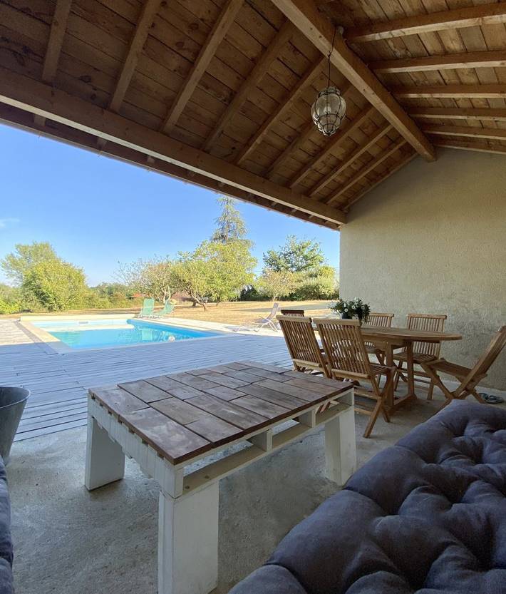 Gîte pour 6 personnes, avec terrasse ainsi que piscine et jardin