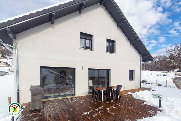 Gîte pour 6 personnes, avec jardin à Theys