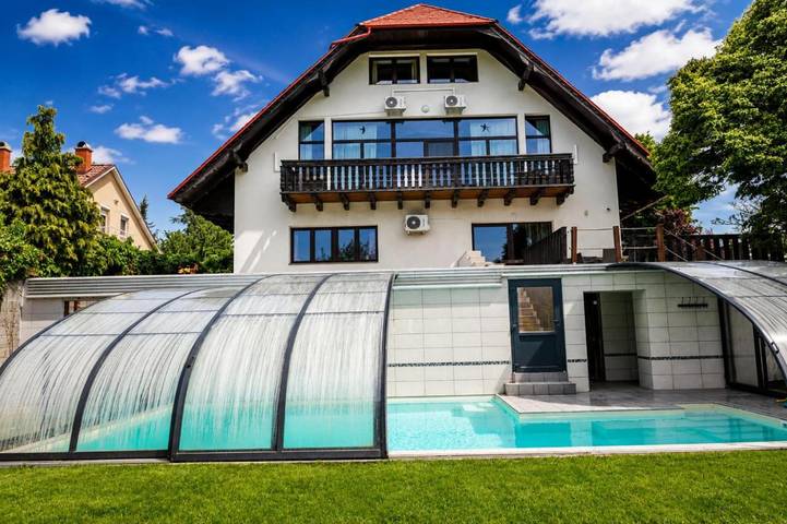 Gîte pour 22 personnes, avec Terrasse et Jardin ainsi que Piscine et Vue dans Pilisvorosvar