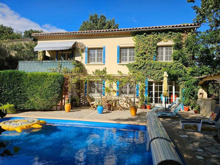 Gîte pour 3 personnes, avec terrasse ainsi que piscine et jardin à Laudun-l'Ardoise