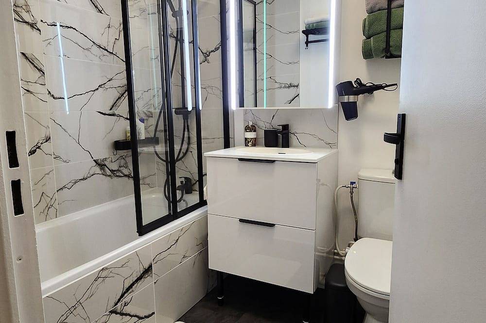 Apartamento entero, T2, parking, terrace, near Paris and La Defense in Rueil-Malmaison, Altos del Sena