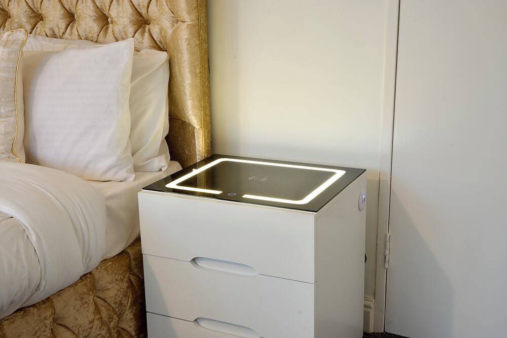 Luxury 3-Bed Retreat Near Gatwick | Media Wall Fire Place, Garden & Free Parking in Crawley, West Sussex