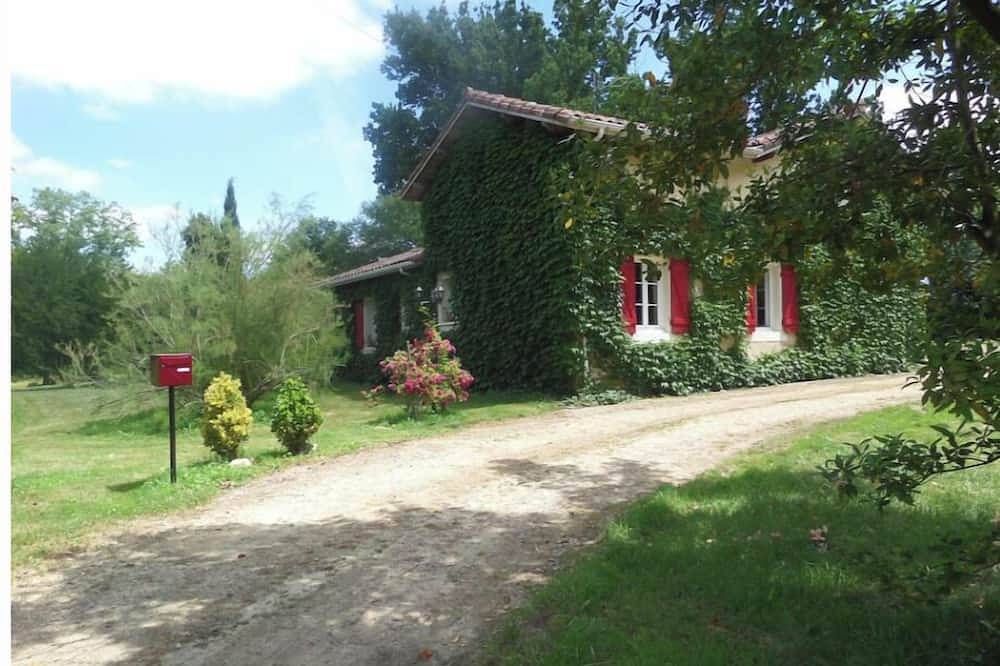 A traditional Landes-style house surrounded by nature. Large swimming pool. Peace and comfort. in Bretagne-de-Marsan, Landes