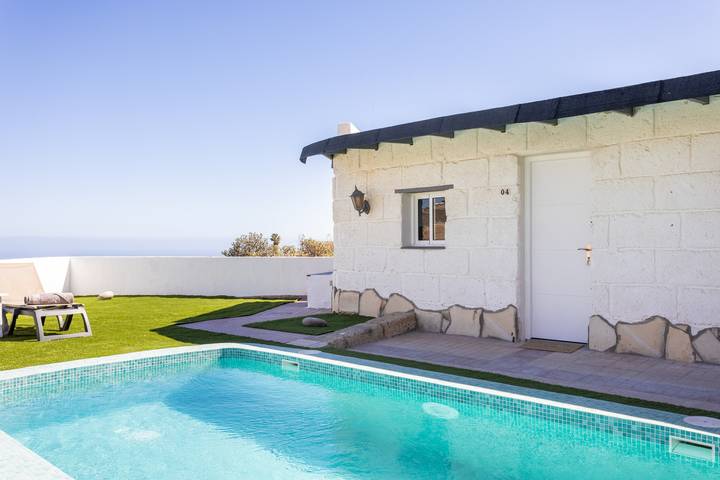 Location de vacances pour 3 personnes, avec piscine ainsi que jardin et terrasse dans Las Palomas