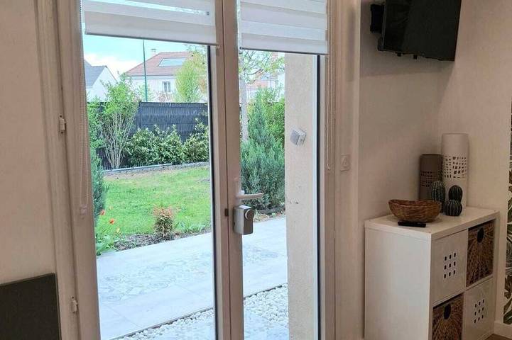 Entire apartment, Family Suite near Disney with free private parking! in Montévrain, Seine-et-Marne