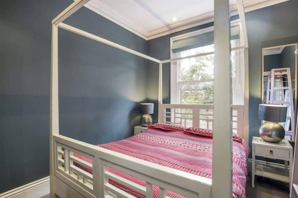 Spacious & Stylish Family Home With Lovely Garden in Hammersmith and Fulham, London