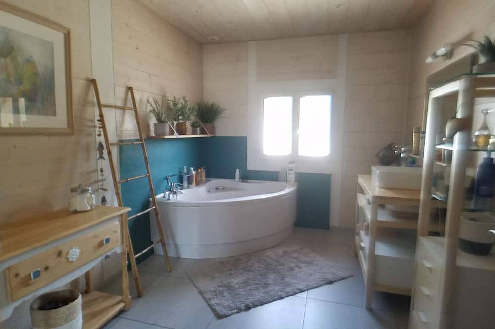 Maison à la Campagne Spacieuse Avec Piscine in Chazey-Bons, Belley