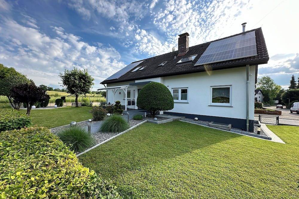 Ganze Wohnung, Gemütliche u. großzügige Ferienwohnung - 15 Min zum Europapark Rust in Teningen, Südschwarzwald