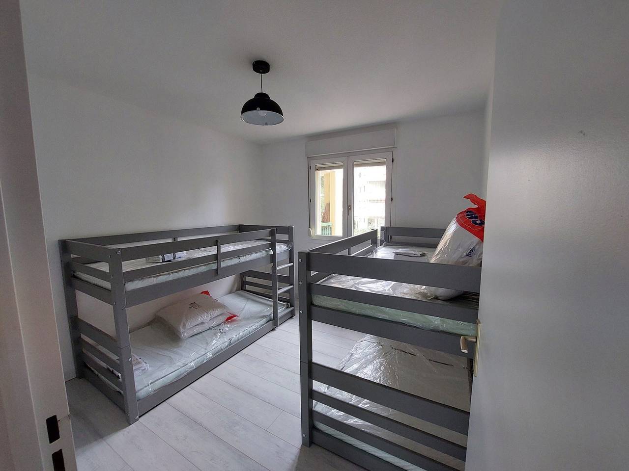 Entire apartment, Modern 3-Bedroom Apartment Near Beach, Shops, and Attractions in Fréjus in Frejus, Draguignan region