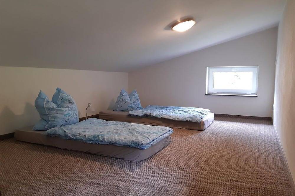 Ganze Wohnung, \"Haus am Südhang\" - Ferienhaus, 1 Schlafzimmer, 1 Schlafboden in Bad Gottleuba-Berggießhübel, Elbsandsteingebirge
