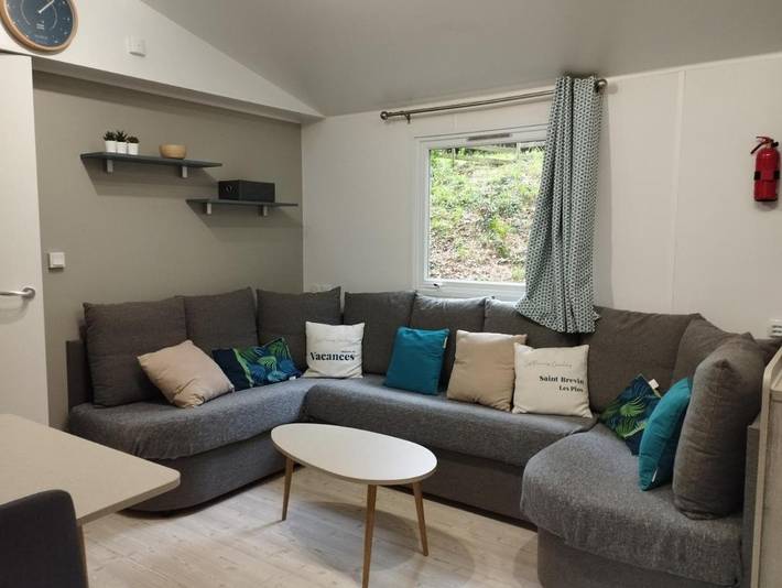 Camping pour 6 personnes, avec bassin pour enfant et jardin ainsi que jacuzzi et piscine