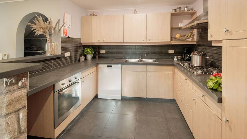 Location de vacances pour 23 personnes, avec sauna ainsi que jardin et jacuzzi à Waimes - 4