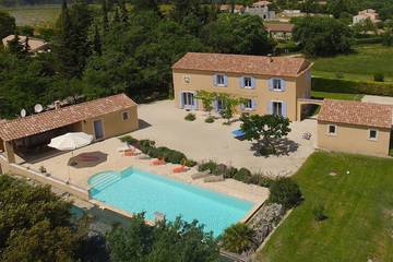 Gîte pour 15 personnes, avec jardin ainsi que sauna et piscine à Lacoste