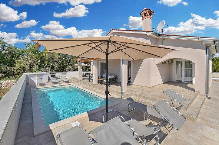 Reizende Villa mit Pool, in Strandnähe und mit guter Infrastruktur in Marčana, Südküste Istrien