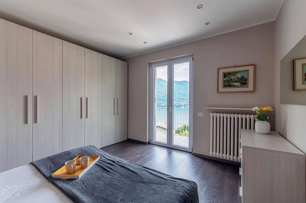 Ganze Wohnung, A two-bedroom spacious apartment with unrivaled lake views and a garden. in Lido di Moltrasio, Moltrasio