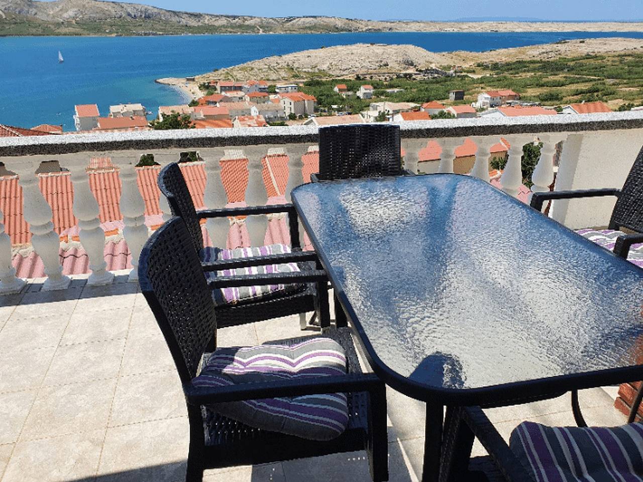 Ganze Wohnung, 2-Zimmer-Ferienwohnung mit Terrasse und Meerblick Zubovici (Pag) A-9365-a in Zubovići, Pag