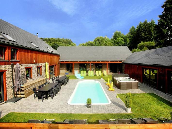 Location de vacances pour 22 personnes, avec jacuzzi et sauna ainsi que jardin et piscine dans Dochamps