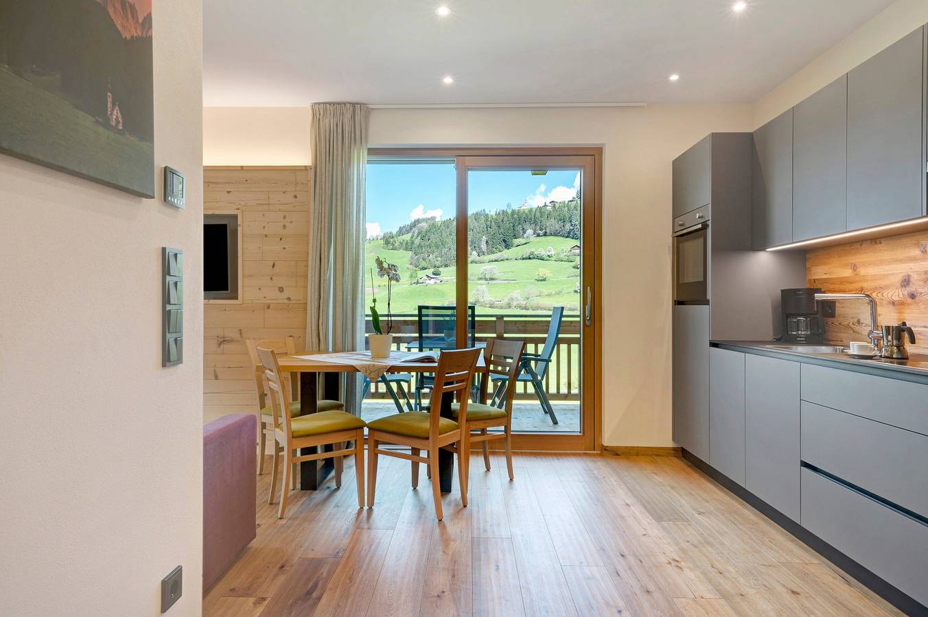 Appartamento intero, Appartamento 'Baumannhof Aria' con vista montagna, terrazza comune e Wi-Fi in San Pietro (Bolzano), Funes